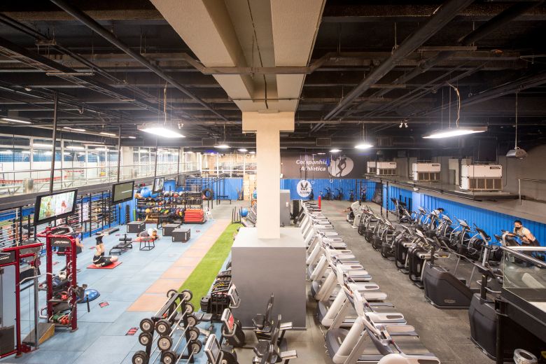 Visão de cima da academia no Rio de Janeiro da Cia Athletica com espaços para atividades variadas.