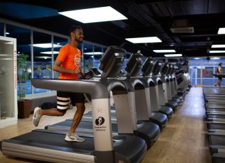 Afinal, a esteira emagrece ou serve apenas para aquecer o corpo? É fato, você encontra este aparelho em qualquer academia de musculação e consegue utilizá-la de formas diferentes no seu treino. Você pode caminhar ou correr em velocidades diferentes e ainda escolher a inclinação, para modificar a intensidade do exercício. Independente de como vai utilizar a esteira, é certo ter muitos benefícios para sua saúde. Mas fazer esteira emagrece ou não? É isso o que você vai descobrir neste conteúdo. Inserir formulário receitas para emagrecer Correr na esteira emagrece? Sim, fazer esteira emagrece e perde barriga. Correr é uma atividade aeróbica que queima muitas calorias, porque acelera o batimento cardíaco e o metabolismo. Com isso, ocorre o aumento no consumo de oxigênio, que é o que faz aumentar o gasto calórico. Além disso, a esteira ajuda a emagrecer porque tonifica os músculos dos membros inferiores (panturrilhas, coxas e glúteos). Quanto mais fortalecida a musculatura estiver, mais rápido é o metabolismo. Correr emagrece também porque ela ajuda a regular a produção do hormônio grelina, que é responsável por promover a sensação de fome. E caminhar na esteira emagrece? Também, mas apenas se mantiver uma constância e caminhar um determinado tempo por dia. Então, quanto tempo de esteira para emagrecer? Se você está com um bom condicionamento físico, pode correr na esteira para emagrecer por 3 dias na semana, de 10 a 30 minutos. Se você ainda não tem o costume mas quer começar a correr, pode intercalar momentos de corrida com períodos de caminhada para fazer uma corrida mais leve. E andar na esteira emagrece se você conseguir caminhar todos os dias, por pelo menos 30 minutos e com uma intensidade mais alta. Portanto, você deve colocar uma velocidade alta e mudar a inclinação, para tornar o exercício mais intenso. Você precisa aumentar a frequência cardíaca para conseguir queimar calorias. Então, se você caminhar por menos tempo, não vai obter nenhum benefício? A Organização Mundial da Saúde (OMS) recomenda que a população pratique pelo menos 150 minutos de atividade aeróbica por semana de intensidade moderada, para cuidar da saúde apenas. Então, para conseguir emagrecer, você deve fazer mais tempo de esteira. E para atividades físicas anaeróbias de alta intensidade, a OMS recomenda a prática por pelo menos 75 minutos por semana. Leia mais: • Como definir o corpo Como fazer esteira para emagrecer? Bom, você já sabe que a esteira emagrece, mas existe uma forma certa de usar o aparelho? Independentemente se você for caminhar ou correr, deve aquecer o corpo em primeiro lugar, para não causar uma lesão. Comece com uma velocidade baixa e vá aumentando gradualmente, para o corpo se acostumar com o esforço. Conforme for se acostumando com o exercício, pode aumentar a velocidade e a intensidade. Se for correr, pode intercalar com períodos de caminhada, para aumentar o gasto calórico. A corrida intervalada promove mais queimas de calorias do que um treino de corrida comum. Quanto tempo de esteira para emagrecer 1 quilo? Uma pessoa adulta saudável precisa de 1.800 a 2.500 calorias por dia. Para emagrecer 1 quilo na esteira, será necessário gastar entre 7 e 8 mil calorias em um tempo que pode variar de pessoa para pessoa. Esse tempo vai depender das diferenças entre as estruturas corporais (peso, altura, percentual de gordura e massa muscular), sexos e genes. Só para dar um exemplo, se a pessoa consumia 2.200 diariamente, e passar a ingerir menos 500 calorias por dia, em duas semanas, ela poderá ter derretido 1 quilo de gordura. Mas não é só isso, o tipo de treino também pode influenciar no tempo em que você consegue emagrecer. Em média, você deve caminhar 140 mil passos para perder 1 quilo. Então, a perda de peso pode ocorrer entre o período de uma a duas semanas. E esse tempo ainda pode depender da sua dieta. Para queimar mais calorias e diminuir o tempo do emagrecimento, você deve consumir menos calorias por dia do que seu corpo precisa. Quantos minutos de esteira para emagrecer? Como você viu anteriormente, essa resposta depende de muitos fatores. Quanto você deseja emagrecer? E em quanto tempo? Veja abaixo as repostas das principais dúvidas que as pessoas têm: 30 minutos de esteira emagrece quantos quilos? Em uma caminhada de 30 minutos é possível perder entre 300 e 350 calorias. Já uma corrida com mesmo período queima em média 396 calorias. E esteira emagrece quantos quilos por semana? A perda de peso pode variar entre 500 gramas e 2 quilos. O resultado vai depender de diversos fatores. O que emagrece mais esteira ou bicicleta? Uma caminhada de mesma intensidade e período consegue queimar mais calorias do que uma sessão de bicicleta ergométrica, que queima em média 296 calorias em um treino de 30 minutos. O que emagrece mais esteira ou musculação? Os exercícios de hipertrofia muscular ajudam a emagrecer, mas não tanto quanto os exercícios aeróbicos. Contudo, a longo prazo, a musculação pode aumentar a queima de gordura, porque quanto maior for a massa muscular, mais rápido são os processos metabólicos. Portanto, é possível aliar as duas atividades no seu treino. Veja aqui o que é melhor: cardio antes ou depois da musculação? Como emagrecer na esteira? O que você precisa é de um treino na esteira para emagrecer personalizado, para atender as necessidades e características do seu corpo. E na Cia Athletica, você tem a sua disposição a melhor equipe de profissionais do mercado, que está preparada para te ajudar com suas metas. Além da qualificação dos professores, você também pode contar com as avaliações, que analisam informações importantes sobre seu corpo. São ferramentas que nossa equipe utiliza para propor o plano de treino ideal para você. Tabela de Avaliações Tipo de avaliação Como é feita Finalidade Avaliação TMF Avalia a qualidade de execução dos exercícios, pela realização de 7 exercícios, identificando assimetrias, limitações e desequilíbrios musculares. Para o educador físico individualizar o treino conforme as necessidades dos alunos e, se necessário, adaptar, incluir ou retirar exercícios da sua ficha de treinos. Avaliação Física Identifica o estilo de vida, levando em consideração as características físicas e o histórico de saúde. Para verificar níveis de flexibilidade, gordura corporal, condicionamento físico e desequilíbrios posturais, para o educador físico elaborar um plano de treino mais adequado possível para o aluno. Avaliação Nutricional Analisa a necessidade energética e de nutrientes. Para o aluno ter uma alimentação que coincida com seu gasto energético e o seu objetivo e, assim, melhorar seu desempenho nas atividades e no resultado. E você também pode participar do Programa de Resultados de Emagrecimento, para receber um acompanhamento mais próximo do seu desempenho na academia. Além disso tudo, na Cia Athletica você encontra os aparelhos mais modernos e tecnológicos do mercado fitness, para poder treinar em segurança e viver uma experiência completa! Quer saber mais como é treinar na Cia? Faça uma aula experimental! Venha fazer uma aula experimental na unidade mais próxima de você! Agende sua aula.