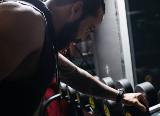 Você é do tipo que não gosta de ficar parado? Não consegue ficar longe da musculação, da natação, da dança ou da sua atividade física preferida? Isso é muito bom, mas deve tomar cuidado com o overtraining. Essa é uma condição que afeta alguns atletas, não só no próprio treino, mas também em outros aspectos da sua vida. Se você quer entender melhor sobre overtraining, o que é e como evitá-lo, acompanhe este conteúdo! O que é overtraining? Conhecido também como Síndrome do Excesso de Treinamento, o overtraining surge quando uma pessoa realiza mais exercícios, por muito tempo ou com peso maior do que seu corpo aguenta. Mas também pode ocorrer quando há um aumento repentino de carga ou intensidade. Então, resumindo, os músculos não conseguem se recuperar a tempo da realização de outro grande esforço. Antigamente, era mais comum ocorrer apenas com atletas profissionais, que aumentavam a intensidade dos treinos perto das competições. Contudo, como a população está mais consciente e interessada em ter um estilo de vida ativo, qualquer pessoa pode sofrer com esta síndrome. O que significa overtraining simpático e o parassimpático? O overtraining simpático se caracteriza pela hiperexcitabilidade, enquanto que o parassimpático, pela inatividade. Como assim? No nosso sistema nervoso autônomo, existem dois tipos de sistemas, o simpático e o parassimpático, que funcionam de forma simultânea, em equilíbrio. O primeiro é ativado quando realizamos algum esforço físico e o segundo entra em ação para inibir a atividade. É assim que os músculos conseguem repousar e se recuperar. Dessa forma, quando ocorre excesso de estímulos nas fibras musculares, elas não conseguem se recuperar a tempo, antes que outras fibras se rompam. É assim que ocorre o overtraining simpático. Já o overtraining parassimpático é quando o sistema nervoso parassimpático se torna dominante, provocando fraqueza muscular e falta de energia. E qual a diferença entre overreaching e overtraining? Os dois são condições muito parecidas, porque ocorrem pela sobrecarga de esforço nos músculos. O overreaching tem curto prazo, já que se estabiliza dentro de alguns dias. O tratamento consiste na diminuição da carga ou repetição dos exercícios, assim como um tempo maior entre um treino e outro, além de uma dieta mais rica em proteína e outros nutrientes. Já o overtraining tem uma duração muito maior e o tempo de recuperação pode chegar até 90 dias. Apenas diminuir a intensidade dos exercícios não é o suficiente, é necessário parar completamente com a atividade física. E, claro, ter uma alimentação rica em proteína, fibras, minerais, vitaminas e muita água. Veja mais: Core: entenda por que precisa fortalecer esses músculos Overtraining: sintomas A síndrome de overtraining é mais perceptível quando mexe com o sistema simpático já que a sobrecarga nos músculos provoca diversos efeitos. Principais Sintomas do Overtraining Fadiga; Tremores; Alteração do sono e apetite; Perda de peso; Sudorese intensa (inclusive de noite); Aparecimento de olheiras e pigmentação rosada ou vermelha da pele; Dor de cabeça; Alteração da frequência cardíaca e pressão arterial; Aceleração do metabolismo e da respiração; Aumento da temperatura corporal, da sensibilidade tática e olfática; Queda da coordenação motora e da capacidade de reação motora. Inserir Tabela Principais sintomas do Overtraining Overtraining: consequências A longo prazo, as consequências dos sintomas de overtraining também implicam em dores musculares constantes, edemas e lesões musculoesqueléticas. Mas não para por aí. Como a síndrome de overtraining afeta o funcionamento de diversos processos, também causa alterações constantes no humor. Por isso, pode desencadear alguns transtornos, como ansiedade, depressão e bipolaridade. Todos esses sintomas impedem que o atleta consiga treinar, porque é necessário dar um repouso, para que os músculos se recuperem adequadamente. E assim que voltar ao treino, vai precisar diminuir a intensidade dos exercícios. Isso faz com que o atleta perca boa parte do avanço que teve com seu treino. Seu condicionamento físico vai dar uma decaída, assim como a resistência, a flexibilidade, o equilíbrio e até mesmo o sistema imunológico. Ou seja, o overtraining na musculação causa uma piora muito grande na qualidade de vida, justamente o propósito contrário da prática regular de atividade física. Como sair do overtraining? Infelizmente, a única forma de tratar a síndrome é ficar em repouso, para que o organismo consiga se recuperar e se adaptar à normalidade. O tempo vai depender das alterações fisiológicas do seu corpo. E como dissemos anteriormente, o tratamento também consiste em uma dieta balanceada e ingestão de água. O ideal é que você consulte um médico assim que sentir os sintomas citados, que atue com uma equipe multidisciplinar, com fisioterapeuta, nutricionista e psicólogo, para que consiga tratar corretamente a síndrome. Após o tratamento e a autorização dos médicos, você poderá voltar à sua rotina de treinos, contudo, com uma intensidade mais baixa de quando parou, para dar que o corpo se acostume novamente ao esforço. E, claro, dessa vez, deve respeitar seus limites. Como evitar overtraining? Você não deve fazer mais exercícios, séries ou repetições além do programa de treino que seu educador físico preparou. Por exemplo, se em uma semana você praticou exercícios para as pernas, no dia seguinte não deve repetir o treino. Ou se você acabou de aumentar a carga na semana anterior, não deve aumentá-la novamente, apenas quando o professor indicar. É por isso que você deve ter o acompanhamento de um profissional qualificado, que entenda as suas limitações e necessidades. Aqui na Cia Athletica, toda nossa equipe é certificada e realiza treinamentos constantes, justamente para você receber o melhor treino e atendimento. Dessa forma, consegue alcançar seus objetivos da forma correta, sem se machucar. Além disso, todos os nossos alunos realizam avaliações, para que o educador físico tenha mais informações e elabore o plano de treino ideal para cada um. Veja quais são eles: Inserir tabela Tipos de Avaliações da Cia Athletica Então, você quer começar a ter um estilo de vida mais saudável, em uma academia preparada para te atender e oferecer o melhor? Venha para a Companhia Athletica! Agende uma aula experimental totalmente gratuita na unidade mais próxima de você aqui. Você também pode se interessar por: Treino funcional para iniciantes Exercícios para perder barriga