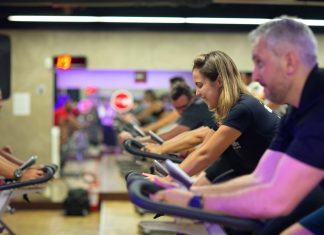 Se você quer começar a se exercitar para cuidar melhor da saúde do seu corpo, vai acabar se deparando com diversos tipos de treino, como o cardio na academia. Apesar de ser associado com o emagrecimento, ele também deve ser feito para quem deseja ganhar massa magra e definir seus músculos. Acompanhe esse conteúdo para entender melhor sobre estes tipos de exercícios e como realizá-los de acordo com seu objetivo. Boa leitura! O que é cardio na academia? Em primeiro lugar, você deve entender o que significa cardio na academia. Algumas pessoas utilizam o termo para se referir ao treino cardiorrespiratório ou cardiovascular, também chamado de treino aeróbico. O objetivo é aumentar a frequência do coração. Com isso, ocorre o fortalecimento da musculatura do coração e do pulmão, por causa do aumento do esforço e da necessidade de consumir mais oxigênio. É dessa forma que o treino cardio na academia melhora a capacidade cardiorrespiratória e a resistência, contribuindo para que o praticante tenha um bom condicionamento físico. Como fazer cardio na academia? O cardio na academia pode ser realizado não só por atletas que desejam emagrecer, como também para aqueles que desejam a hipertrofia muscular. O recomendado é que você faça intervalos entre os exercícios, para conseguir controlar melhor a respiração, já que eles exigem uma demanda maior de oxigênio do que um treino de musculação. Contudo, o resultado depende do momento em que você praticar o cardio antes ou depois da musculação. Quando fazer cardio na academia? Ao iniciar a academia com cardio, você dá preferência para trabalhar o sistema cardiovascular e, assim, melhorar a resistência. Atletas que costumam correr em corridas de rua, por exemplo, terão um melhor desempenho ao realizar o treino cardio na academia antes da musculação. Por outro lado, se o objetivo é a tonificação dos músculos e a força, então você deve dar preferência para realizar os exercícios cardio na academia após o treino. Desse modo, não vai gastar todas as suas energias logo no início e vai conseguir executar com mais facilidade os exercícios de musculação. No entanto, ainda assim, você precisa realizar alguns minutos de cardio para aquecer o corpo e preparar seus músculos para o esforço que fará em seguida. Exercícios cardio na academia para perder peso E para emagrecer? Existem exercícios para perder barriga e gordura localizada? Sim, você deve realizar no mínimo 45 minutos de cardio na academia, para queimar toda a gordura armazenada (glicogênio). Contudo, a queima de calorias não deve apenas se basear no tempo dos exercícios, mas principalmente na intensidade dos exercícios. Afinal, é o aumento da frequência cardíaca que acelera o metabolismo. E em qual momento do dia surge mais efeito? Há um estudo recente, da Brown University, nos Estados Unidos, que mostra que malhar de manhã é mais eficaz do que à noite para perder peso. Mas, claro, isso não significa que você não conseguirá atingir resultados se decidir malhar em outro horário. Desde que faça atividades físicas regularmente, com um treino adequado, e tenha uma dieta balanceada, conseguirá obter ótimos resultados! Exercícios de cardio na academia Antes de ir com tudo na academia, você deve fazer uma avaliação com um personal trainer, para ele recolher algumas informações muito importantes para a preparação do plano de exercícios. Por exemplo, sobre seu histórico de saúde, seu consumo calórico e suas características corporais. Conheça abaixo os 3 tipos de avaliações que a Cia Athletica oferece para seus alunos: Após a avaliação, o educador físico irá preparar o treino, com séries e repetições, mais apropriado para seu objetivo e suas necessidades. Mas você também pode pedir para que ele inclua alguns de seus exercícios preferidos. Veja abaixo de exercícios cardios para fazer na academia: Natação Qualquer pessoa, de qualquer idade, pode realizar aulas de natação. É um exercício de baixo impacto para o corpo, o que é ideal para pessoas que têm problemas nas articulações ou alguma outra restrição. Quem tem osteoporose, por exemplo, pode praticar a atividade com mais tranquilidade, como é o caso de boa parte da população mais velha. O mesmo vale para gestantes, a natação não oferece riscos ao bebê, além de promover muitos benefícios para a mulher. Veja mais sobre: Hidroginástica para gestantes Pular corda Pular corda é um exercício de alta intensidade, que pode te ajudar a perder de 300 a 350 calorias em apenas 30 minutos. Ela trabalha, principalmente, os membros inferiores, mas também utiliza bastante os membros superiores. Contudo, por ser uma atividade de alto impacto para as articulações, você só deve pular corda com a indicação do seu personal trainer, para não causar nenhuma lesão. Um tênis com um bom amortecedor vai ajudar a diminuir o impacto no corpo. Caminhada A caminhada é outro exercício cardio que qualquer pessoa pode praticar, dentro ou fora da academia. Você pode utilizar a esteira ou optar por andar no parque, no quarteirão de casa ou na beira da praia. E o passo é você quem decide, caminhe em uma velocidade confortável, de acordo com a sua resistência. Conforme seu condicionamento físico for melhorando, você pode apressar o passo até começar a correr. Correr A corrida promove diversos benefícios para o corpo e a mente. Inicialmente, é recomendável que você comece a correr com pequenos trotes ou intercale a caminhada com a corrida, para não se cansar tanto. Além disso, você deve escolher lugares planos ou optar pela esteira. Depois que se acostumar, pode aumentar a dificuldade, escolhendo lugares com subidas e descidas ou mudando a inclinação da esteira. Veja também: Correr emagrece: entenda por que esse exercício estimula a perda de peso Spinning Por fim, o ciclismo indoor, que é praticado na bicicleta ergométrica, é outro exercício que você pode fazer. Se você preferir, também pode andar de bicicleta em parques ou em bairros que tenham ciclofaixas e ciclovias. Contudo, na academia, você conta com um professor para conduzir o roteiro da aula, o que torna a atividade mais emocionante e dinâmica. Treino cardio na academia Inserir vídeo: https://www.youtube.com/watch?v=FHXcQBphQwQ Também é possível realizar treinos completos com alguns dos exercícios que mostramos acima. Treino HIIT A sigla é abreviação de High Intensity Interval Training, que significa Treino Intervalado de Alta Intensidade, ou seja, os exercícios são realizados com intervalos curtos entre si, mas de alta intensidade e velocidade. No total, o treino pode levar de 10 a 30 minutos e costuma utilizar pesos (halteres e kettlebell), corrida, esteira, bicicleta, pular corda, remo, entre outros. Orange Zone O nome vem da cor laranja que representa as áreas com temperaturas mais altas no corpo, causado pelo aumento dos batimentos cardíacos, em mapas de calor. É um tipo de atividade de alta intensidade, como o HIIT, focada no rápido emagrecimento. Os exercícios consistem principalmente em utilizar aparelhos de cardio de academia, como esteira e remador funcional. Quer fazer cardio? Academia Cia Athletica é a melhor opção! Na Cia Athletica, você tem à sua disposição professores de educação física capacitados para te orientar e preparar um plano de treino eficiente para seus objetivos. Inclusive, em todo o período de funcionamento da academia, você encontra um personal trainer, para nunca ficar desamparado. Assim, você consegue tirar suas dúvidas para executar os exercícios corretamente e não se machucar. Na Cia Athletica, há diversas modalidades para você praticar e uma grande variedade de horários para você praticar suas aulas preferidas. Além disso, é uma das poucas academias que abre 360 dias no ano! Faça uma aula experimental totalmente gratuita na unidade mais próxima de você!