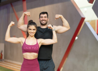 Você já pensou qual modalidade seria melhor para você, CrossCia ou musculação? Ambas promovem muitos benefícios, especialmente para quem deseja pela definição e tonificação muscular. Contudo, elas apresentam diferenças entre si, que podem ser decisivas para a escolha da atividade. É por isso que algumas pessoas preferem a academia de musculação, enquanto outras se adaptam melhor à academia de CrossCia. Então, se você não sabe o que é melhor para ganhar massa muscular (academia ou CrossCia), acompanhe este conteúdo que preparamos para esclarecer as principais dúvidas sobre o tema. Musculação ou CrossCia: quem pode realizar o quê? Antes de tudo, você deve entender que qualquer atividade física fará bem à sua saúde. Mas, algumas podem apresentar restrições para os praticantes, dependendo da idade, do condicionamento físico ou do histórico médio. Por exemplo, pessoas que sofrem de osteoporose devem evitar realizar atividades de alto impacto, para não agravar a dor. Todos os exercícios devem ser prescritos por um profissional de educação física e um médico (ortopedista ou reumatologista). Nesse caso, os exercícios aeróbicos, preferencialmente, como natação, spinning e yoga, ou treinos de musculação menos intensos, para não causar pressão nas articulações. Por outro lado, exercícios de alto impacto são ótimos aliados para quem sofre de osteoporose, de acordo com o Hospital Oswaldo Cruz. Isso porque esse tipo de atividade estimula a produção de células que produzem tecido ósseo, ou seja, promovem o ganho de massa óssea. Mas, para pessoas idosas, o ideal é evitar exercícios de alto impacto, porque costumam ter menos força e equilíbrio, o que favorece a ocorrência de incidentes, como quedas e fraturas. Então, mais importante do que saber o que dá mais resultado, musculação ou CrossCia, é realizar uma avaliação para saber qual é mais apropriada para suas condições. Na Cia Athletica, por exemplo, todos nossos alunos passam por avaliações, para que nossos educadores físicos saibam tudo a seu respeito. Assim, podem respeitar suas limitações e elaborar um plano de treino individualizado para cada um. O que é melhor: CrossCia ou musculação? Muitas pessoas procuram pelo CrossCia ou musculação para ganhar massa muscular. Apesar de ambas atividades promoverem a hipertrofia muscular, as aulas ocorrem de forma diferente. O CrossCia é um treinamento de força e condicionamento. As aulas podem utilizar diversos acessórios e equipamentos para potencializar os resultados, como halteres, kettlebells, cordas, jump boxes (caixas de salto), barras, entre outros, mas é muito comum executar os exercícios apenas com o peso do corpo. As aulas consistem em exercícios funcionais, aeróbicos e de musculação e, geralmente, os exercícios dos treinos variam toda semana, às vezes, de um dia para o outro, para toda a turma. Em uma única aula também é possível trabalhar vários grupos musculares. Leia mais:  Como definir o corpo Já a musculação, apesar de também trabalhar o fortalecimento e resistência muscular, todos os exercícios são executados com acessórios ou com aparelhos de academia, o que não ocorre no CrossCia. Contudo, os treinos são personalizados para cada aluno, de acordo com sua saúde, histórico médico e esportivo e características corporais. Os exercícios costumam trabalhar um grupo muscular por vez e as séries se repetem por um pouco mais de um mês. É importante que ocorra essa atualização de tempos em tempos, para que os músculos não se acostumem com os exercícios e provoquem a perda do desenvolvimento muscular. Afinal, qual ganha mais massa muscular, CrossCia ou musculação? Antes de tudo, você deve saber que para estimular o crescimento dos músculos, independentemente se for CrossCia ou musculação, é necessário respeitar os pilares da hipertrofia. Caso contrário, além de não ver os resultados, você ainda pode sobrecarregar seus músculos e causar sérias lesões nos músculos. O repouso é tão importante quanto realizar regularmente atividades físicas. Isso porque é nesse tempo que ocorre a regeneração das fibras musculares, que geram o crescimento dos músculos. Se hidratar e se alimentar corretamente também são fatores que impactam nos resultados. Os músculos precisam de água e nutrientes para conseguirem armazenar energia, para realizar os movimentos, e se regenerar corretamente. CrossCia ou musculação para hipertrofia? Ambos promovem o crescimento dos músculos, mas as aulas oferecem possibilidades diferentes. Na musculação, o aluno consegue realizar os exercícios no seu ritmo, sem ter que se apressar para acompanhar a programação da aula, como acontece no CrossCia. Portanto, ela pode ser uma atividade intensa ou não, depende do aluno. A musculação também é indicada para quem não gosta de realizar exercícios de alta intensidade. O professor consegue adaptar o treino, com menos repetições e pesos mais leves para quem ainda não tem um bom condicionamento físico, mas deseja melhorá-lo. Além disso, a academia também permite que o aluno realize pausas durante os exercícios e escolha qual será a ordem de execução deles. Além disso, o uso dos aparelhos de musculação auxilia os alunos na execução dos exercícios, para ajudar quem ainda não tem tanta força, flexibilidade ou equilíbrio. Veja mais:  Como ganhar 5 kg de massa muscular em 1 mês Os 10 melhores exercícios para glúteos No CrossCia, os alunos precisam seguir a ordem do treino do dia. E, apesar de ser possível adaptar alguns exercícios para quem está iniciando na prática, os exercícios costumam ser de alta intensidade e impacto. Por isso, devem tomar mais cuidado para não terem uma lesão. E é importante lembrar que pessoas que sofrem com algum problemas nas articulações ou nos ossos, não devem praticar esta atividade. Isso porque podem provocar um sério problema para sua condição. Por fim, o que você deve considerar é o tempo em que verá os resultados. No CrossCia, o ganho de massa muscular costuma ser mais rápido. Mas se você não tem pressa em crescer, então pode considerar apenas os outros fatores na sua escolha. Veja abaixo uma média dos resultados que você obtém na academia: CrossCia ou musculação para emagrecer? E qual é melhor para o emagrecimento, CrossCia ou musculação? As duas atividades aceleram a queima de calorias, contudo, o CrossCia tem o foco na hipertrofia. Ou seja, os músculos vão crescer, mesmo que esse não seja o seu objetivo. Quem deseja diminuir as medidas, perder massa gorda e finalmente ver o número na balança diminuir, a musculação é a melhor opção. E para acelerar o resultado, você pode realizar aumentar as séries ou repetições dos exercícios, com a ajuda do professor, além de ter uma dieta com déficit calórico. Portanto, além dos exercícios, deve seguir um planejamento alimentar indicado por um nutricionista. Aqui na Cia Athletica, oferecemos o Programa de Resultados, que são programas específicos para você atingir diferentes objetivos: O que é melhor: musculação ou CrossCia? A Cia Athletica é uma academia completa, que oferece aulas de musculação e CrossCia (para algumas cidades), além de muitas outras atividades.  Então, não importa se você escolher CrossCia ou musculação, porque sempre terá à sua disposição uma equipe de profissionais capacitados para te atender e auxiliar enquanto estiver na academia. Nossos ambientes também são totalmente planejados para oferecer a melhor experiência a você, com acessórios modernos e equipamentos de última geração, para você ter mais conforto e prazer ao realizar suas atividades. Nossas unidades pelo Brasil possibilitam que você escolha o melhor horário para se exercitar, já que funcionamos de domingo a domingo, mesmo em feriados! Agende uma aula experimental na unidade da sua cidade!