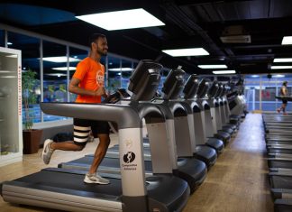 O HIIT na esteira é um tipo de exercício intervalado de alta intensidade que serve para acelerar o metabolismo. Portanto, é excelente para quem tem o metabolismo lento e tem dificuldade em emagrecer. Ou seja, é uma modalidade de atividade física que apresenta resultados muito mais rápido que outras atividades