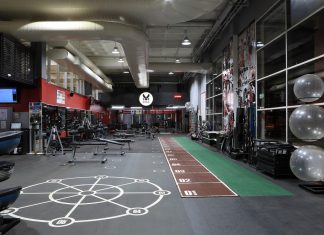 Onde tem musculação em Brasília? A academia ideal está no Distrito Federal, a Cia Athletica! Ela oferece tudo o que há de melhor no mercado para você conseguir os resultados que tanto espera! A unidade está localizada dentro do Shopping Pier 21, no bairro Asa Sul, e tem vista para o Lago Sul. Continue lendo para saber tudo o que você vai encontrar na academia em Brasília. Equipe de professores qualificada Toda nossa equipe de professores de musculação em Brasília é graduada em Educação Física, nas melhores faculdades do país. Ou seja, têm qualificação para maximizar o desempenho dos alunos no treino, com cuidado e segurança. Dessa forma, temos a garantia de que você vai receber um bom atendimento enquanto estiver realizando seu treino, com a segurança de que não sofrerá uma lesão e que ainda conseguirá atingir suas metas. Além disso, nossos profissionais também têm treinamentos constantes. Assim, podem atualizar seus conhecimentos para garantir a melhor experiência possível em nossas dependências! Além da equipe especializada, a Cia também oferece treinos personalizados, equipamentos modernos e tecnologia para o treinamento, incluindo o aplicativo CiaOn.