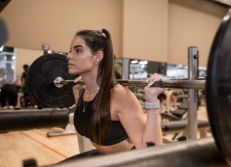 Se você está procurando por uma academia de musculação em São Paulo, na rua Kansas, então precisa conhecer a Cia Athletica! A unidade está localizada na Rua Kansas, 1582, Brooklin Novo, em uma área de 700 m². Tem a sala de musculação mais completa de toda a capital paulista, contando com: A maior variedade de equipamentos modernos Nós da Cia Athletica acreditamos que para atingir os melhores resultados é mais do que necessário treinar com o que há de melhor no mercado. A sala de musculação (São Paulo) Kansas foi idealizada com foco total nos resultados e para promover uma experiência completa, que realmente envolva o aluno e cause o sentimento de pertencimento. Portanto, oferecemos equipamentos das melhores marcas que existem no mundo fitness. Para qualquer variedade de treino, você encontra aparelhos e acessórios da geração moderna, para treinar com mais prazer e segurança. A estação de musculação conta com equipamentos e aparelhos das linhas: Hoist Roc It (aparelhos articulados), Technogym Kinesis (ampla movimentação) , Life Fitness Signature e Hammer (biomecânica ergonomicamente superior). Equipe qualificada com foco na satisfação do aluno Todos os nossos professores são graduados em Educação Física e possuem especializações nos exercícios de musculação. Dessa forma, você tem a tranquilidade de saber que seu treino é 100% seguro e efetivo, garantindo que você alcance todos os seus objetivos. Além disso, cada integrante da nossa equipe passa por treinamentos constantes para garantir que o atendimento ao aluno seja da melhor qualidade possível, com muito bom humor. Aqui na Musculação (São Paulo) Kansas, queremos que tenha a melhor experiência possível em nossas dependências!