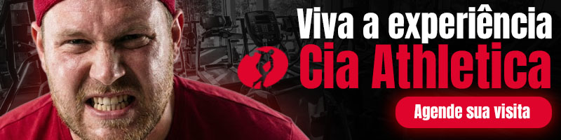 Banner da Cia Athletica com homem usando camiseta e faixa vermelhas, expressão de esforço e aparelhos de academia ao fundo. À direita, aparecem a frase “Viva a experiência Cia Athletica” e o botão “Agende sua visita”.