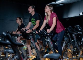 Seja por esporte, lazer ou deslocamento, andar de bicicleta emagrece sim. Claro que vai depender do seu peso, altura, tempo e intensidade do exercício. Mas afinal, andar de bicicleta emagrece quantos quilos por semana? Com uma rotina de pelo menos 30 minutos em 4 dias intercalados, é possível eliminar até 1,5 quilos por semana. Entretanto, para conquistar o shape dos sonhos e ter um emagrecimento saudável é preciso aliar a rotina da bicicleta com uma alimentação direcionada e equilibrada. Com isso, além da perda dos quilinhos extras, você ainda ganha com aumento de bem-estar, qualidade de vida e diminuição considerável do estresse e ansiedade.