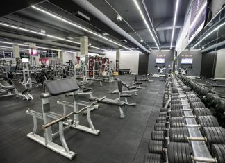 Se você quer começar a se exercitar, deve conhecer a sala de musculação de Campinas - Galleria Shopping da Cia Athletica! Há tudo o que você pode imaginar em uma academia de alto nível no interior paulista. Essa unidade está localizada na Galleria Shopping, na Rodovia Dom Pedro I, KM 131,5, s/n – Jardim Nilópolis, Campinas. A academia abre quase todos os dias do ano, inclusive domingos e feriados, para você poder treinar sempre que quiser. O horário de funcionamento também é amplo, assim, você pode escolher o momento do dia que for melhor na sua rotina: De segunda a sexta, 6h às 22h; aos sábados, das 8h às 16h; e aos domingos e feriados, das 8h às 14h. Na academia você vai encontrar treinos personalizados para cada aluno.