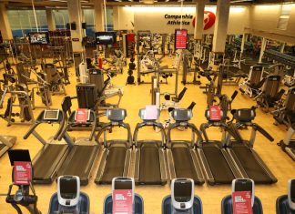 Se você quer começar a fazer atividade física na Zona Leste da capital paulista, venha conhecer a academia de musculação em São Paulo - Anália Franco da Cia Athletica! O treino de musculação da Cia Athletica é ideal para você, porque a academia disponibiliza professores altamente qualificados, que elaboram um plano de treino individualizado, e equipamentos de última geração do mercado. Continue lendo para saber tudo o que você encontra na musculação em São Paulo - Anália Franco. Localização da academia Esta unidade fica dentro do Shopping Anália Franco, na Avenida Regente Feijó, 1739 - Jardim Anália Franco, um bairro nobre da cidade. Como a academia está bem localizada, outros bairros próximos têm fácil acesso até a unidade em poucos minutos. Então, se você preferir, pode ir a pé ou de bicicleta. Estacionamento gratuito Todos os alunos da academia podem estacionar seu veículo no estacionamento do Shopping Anália Franco com gratuidade, enquanto estiverem utilizando as dependências da Cia Athletica, válido por 4 horas diárias. Horário de funcionamento A academia de musculação São Paulo - Anália Franco é a única da região que abre 363 dias por ano. O horário de funcionamento é de segunda a sexta feira, das 6h às 23h, aos sábados, domingos e feriados, das 9h às 15h. Ou seja, você pode fazer se exercitar nos dias que quiser da semana, no horário que for mais conveniente. Se você pular seu treino em algum dia da semana, por exemplo, não tem problema, porque tem a semana inteira para compensar.