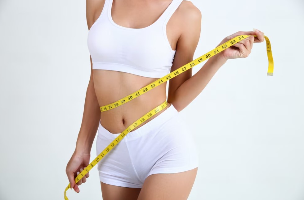 A gordura visceral pode ser eliminada com a prática regular de exercícios físicos, principalmente combinando os aeróbicos, como caminhada ou pedalada, com exercícios de força, como a musculação.
