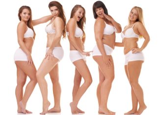 Cada mulher é única e possui um corpo diferente, determinado por genética, alimentação e exercícios físicos. Um mesmo treino traz resultados diversos para cada pessoa. Por isso, para ter um corpo saudável e definido é importante escolher o treino de acordo com as características físicas, respeitando os tipos de corpo feminino. Quer saber qual o treino ideal para você? Continue lendo esse texto e saiba mais sobre seu corpo. Quais os tipos de corpo existentes? Os corpos ectomorfo, mesomorfo e endomorfo são os três tipos básicos que existem. E cada um deles tem suas características próprias e necessidades específicas de treinamento. Veja quais são os tipos: Tipo ectomorfo: esse tipo de corpo, geralmente, tem uma constituição magra, com pouca gordura corporal e uma fina estrutura óssea. Além disso, pode ter dificuldade para ganhar massa muscular e precisa de dietas ricas em calorias para atingir o crescimento muscular; Tipo mesomorfo: com estrutura corporal, proporção de músculos e gordura corporal equilibrados, esse tipo tem a tendência em ganhar massa muscular com mais facilidade e a manter um corpo mais magro; Tipo endomorfo: é um tipo de corpo que tende a ter uma estrutura corporal mais arredondada e maior proporção de gordura corporal. Geralmente, quem tem esse tipo de corpo tem mais dificuldade em perder peso e pode precisar seguir uma dieta mais restritiva para atingir seus objetivos de perder peso. Aproveite e dê uma conferida sobre os benefícios das aulas de spinning. Veja nossas sugestões de treinos para cada tipo de corpo feminino Para tipo de corpo feminino ectomorfo Treinamento com pesos para construção de músculos; Treino com pesos pesados e de baixa repetição para aumento de força; Necessário descanso adequado para permitir que os músculos se recuperem e cresçam; Evitar o excesso de exercícios aeróbicos porque podem dificultar o ganho de massa muscular. Para tipo de corpo feminino mesomorfo Treinamento com pesos moderados e de média e alta repetição para manter a força e a definição muscular; Inclusão de exercícios aeróbicos para manutenção da força cardiovascular; Manter treinos de força para construção de músculos e manutenção da composição corporal saudável; Ter o descanso adequado para permitir a recuperação muscular. Para tipo de corpo feminino endomorfo Focar em treinamento de cardio para queima de gordura e perda de peso; Treinos com pesos moderados e de alta repetição para manutenção da massa muscular enquanto perde-se peso; Fazer exercícios de resistência para melhora da força muscular; Ter o descanso adequado para permitir a recuperação dos músculos e evitar lesões.