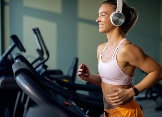 As pessoas buscam por um treino para emagrecer na academia por vários motivos: pode ser realmente para conquistar um corpo definido, para cuidar melhor da saúde ou apenas por prazer em praticar atividade física. Há alguns exercícios que podem promover um emagrecimento mais rápido do que outros.