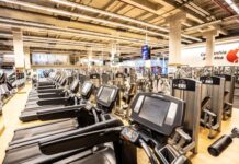 Sala de musculação com vários equipamentos na Academia em São Paulo (Anália Franco)