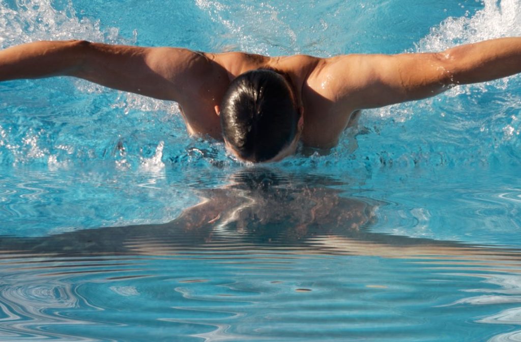 A natação é uma atividade física que trabalha o corpo inteiro, favorece o emagrecimento como um todo e, consequentemente, a cintura.