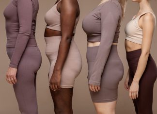 Você já se deu conta que existem pessoas que acumulam gordura no corpo com facilidade e outras que precisam malhar muito para ganhar massa muscular? Isso é por causa das diferenças de biotipo, que basicamente diferem pela nossa estrutura óssea e metabolismo. Conheça a seguir os três biotipos corporais e quais os melhores treinos e dietas para cada um. O que é biotipo? Seu biotipo nada mais é do que seu modelo de corpo, que pode ser ectomorfo, mesomorfo e endomorfo. O biotipo corporal é definido pelo formato do corpo humano, que sofre influência da genética, do metabolismo, da quantidade de massa corporal e gordura, além de constituição óssea. Como saber meu biotipo? Antes de saber como descobrir seu biotipo, com uma fita métrica, tire as medidas da circunferência do busto, da cintura e dos quadris. Anote os números e depois calcule a relação entre busto, cintura e quadril: Divida a medida da circunferência de sua cintura pela medida da circunferência dos seus quadris. O resultado é a sua relação cintura-quadril; Após isso, você deve dividir a medida da circunferência do seu busco pela medida da circunferência de sua cintura. O resultado é a sua relação busto-cintura.
