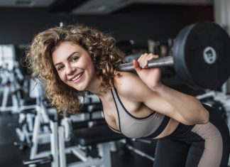 Você que está deitado agora no sofá, já pensou em deixar o controle remoto de lado e partir para a ação na atividade física? Quer saber como começar na academia? Se a resposta é sim, então você está no blog certo. Saiba mais a seguir como entrar no universo da malhação. Pegue sua garrafinha de água, coloque sua melhor playlist e vamos lá! Como começar na academia? Passe por um check up geral Antes de mergulhar de cabeça nos exercícios, visite seu médico para um check-up básico. É importante ter certeza de que está tudo certo com a sua saúde e que você pode começar a malhar sem preocupações. Invista em um bom tênis e roupas ideais de treino Nada de camisetas apertadas ou calças que te deixam parecendo uma múmia. Opte por roupas confortáveis, que permitam liberdade de movimento e que absorvam o suor. Ah, e não esqueça dos tênis adequados para evitar machucados nos pés. Na academia, o importante é se sentir bem.