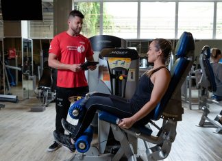 Se deseja ter pernas fortalecidas e tonificadas, você está no post certo. Vamos indicar alguns dos melhores treinos de abdução e adução para esculpir suas pernas e obter excelentes resultados. Além de exercícios de definição muscular para pernas, são também para dar estabilidade e equilíbrio, melhorando a amplitude de movimento e contribuindo para a saúde e o condicionamento físico geral. Siga com a gente no texto a seguir. O que são exercícios de adução e abdução? Os exercícios de abdução e adução são basicamente movimentos de afastar e aproximar uma parte do corpo em relação à linha média do corpo. A abdução é o movimento que afasta uma parte do corpo da linha média dele. Por exemplo, ao elevar o braço para o lado, você está realizando um movimento de abdução do ombro. Outro exemplo seria afastar uma perna para o lado, realizando um movimento de abdução do quadril. A adução, por sua vez, aproxima uma parte do corpo em relação à linha média. Um exemplo é trazer o braço de volta ao lado do corpo após elevar o braço para o lado, ou trazer a perna de volta ao centro após afastá-la para o lado. Esses movimentos de abdução e adução são essenciais para a mobilidade e a funcionalidade do corpo humano. Eles acontecem em diversas articulações, como ombros, quadris, joelhos, cotovelos, entre outras.
