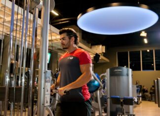 Se você treina musculação regularmente, provavelmente já se perguntou em algum momento: quando aumentar o peso na academia? Essa é uma dúvida comum, independentemente se o aluno é iniciante ou não.