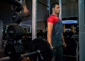 Quem nunca desejou ter um peitoral bem definido e com hipertrofia? Além de melhorar a estética, o treino de peito contribui para estabilizar o corpo para desenvolver volume de massa muscular e aumento de força. O peitoral é dividido em peitoral maior e peitoral menor. De maneira geral, na academia para fins estéticos, trabalhamos mais o peitoral maior, que é o músculo mais visível. Entretanto, o peitoral menor também precisa ser trabalhado.