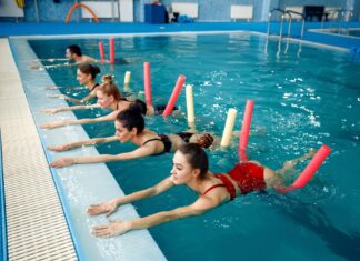 A hidroginástica é uma atividade física realizada na água, em piscinas, que combina exercícios aeróbicos, alongamentos e fortalecimento muscular. É uma atividade de baixo impacto, o que a torna especialmente indicada para pessoas com problemas articulares ou que desejam uma forma mais suave de exercício.