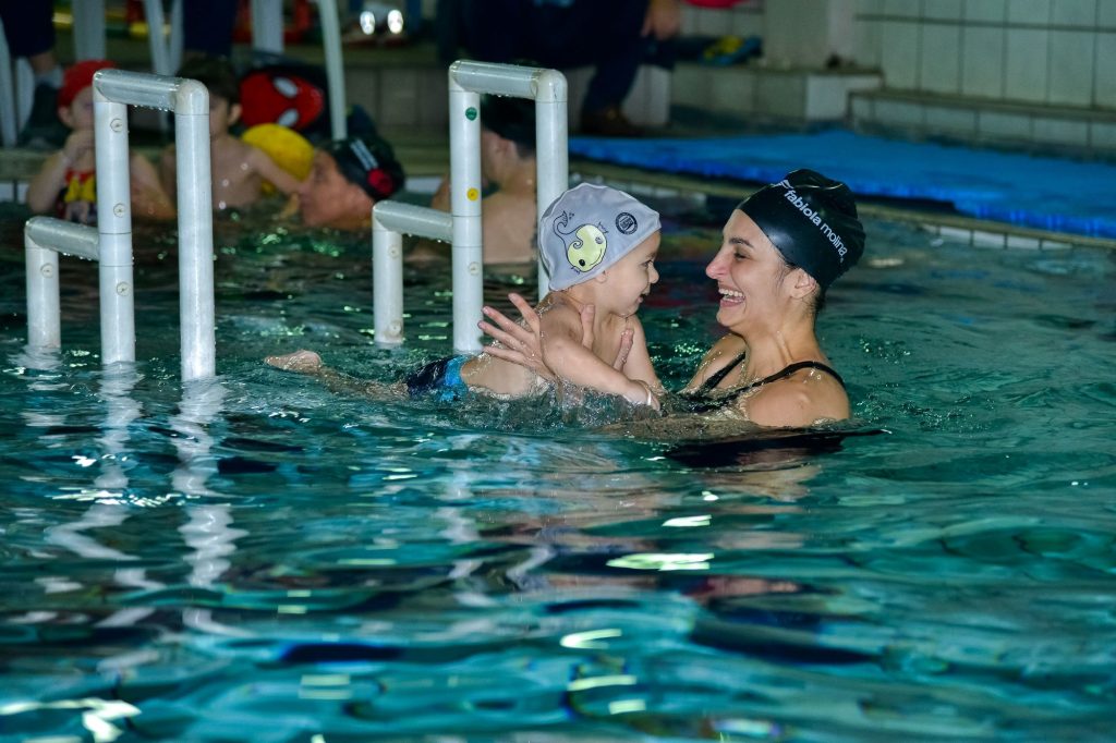 Estimular bebês com movimentos básicos nos primeiros anos de vida é essencial para o seu desenvolvimento motor, social, cognitivo e emocional. Se você quer saber mais sobre a natação para bebês de 0 a 2 anos, valor e benefícios, fale com a Cia Athletica, a academia mais completa em natação baby kids.
