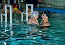 Estimular bebês com movimentos básicos nos primeiros anos de vida é essencial para o seu desenvolvimento motor, social, cognitivo e emocional. Se você quer saber mais sobre a natação para bebês de 0 a 2 anos, valor e benefícios, fale com a Cia Athletica, a academia mais completa em natação baby kids.