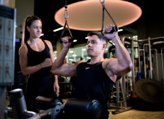 O treinamento personalizado é um processo que visa oferecer um acompanhamento muito mais próximo, individualizado e totalmente focado nos objetivos do aluno, fazendo toda a diferença nos resultados dos exercícios físicos. Um dos principais benefícios é que nesse tipo de treinamento, o professor tem a oportunidade de conhecer melhor o praticante para montar um treino mais específico e efetivo de acordo com seus hábitos alimentares, patologias, limitações, rotina, entre outros fatores. Neste conteúdo, vamos abordar quais são as principais vantagens do treinamento personalizado para o seu corpo e para a sua qualidade de vida. Boa leitura! O que é treinamento personalizado? O treinamento físico personalizado é caracterizado por ser um trabalho individualizado ao aluno, otimizando os seus resultados e metas. Por ser totalmente elaborado conforme as características pessoais, a partir da individualidade biológica e o perfil psicológico e físico, esse treino pode ser uma opção extremamente eficaz para quem busca entrar em forma. Aliás, conhecer as variáveis particulares da vida do aluno faz com que a prática funcione de forma mais direta no que necessita ser trabalhado para cada caso.