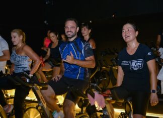 Você sabe qual a importância da ginástica para a vida?Além de acionar vários músculos de uma só vez, é excelente para a manutenção do corpo e da saúde. Para quem quer ter mais energia para encarar a maratona de compromissos do dia a dia, a prática de ginástica pode ser uma aliada. A ginástica também ajuda a melhorar a disposição, condicionamento físico, a tonificar e fortalecer os músculos, ossos e articulações, além de ajudar a perder aquelas gordurinhas indesejadas. Continue lendo este conteúdo, veja algumas dicas de exercícios e quais os benefícios que essa categoria de atividade pode trazer para a sua vida. Qual a importância da ginástica para a vida? A ginástica proporciona diversos benefícios para a saúde física e mental e pode ser praticada por pessoas de qualquer idade. Existem vários exercícios dentro dessa modalidade e cada um deles possibilita o alcance de diferentes objetivos e resultados, mas de forma geral, a ginástica tem a finalidade de promover a flexibilidade e elasticidade dos músculos do corpo. Com isso, é possível melhorar a postura, a coordenação motora e muitos outros aspectos da saúde.