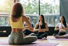 Endorfina e serotonina são liberados pelo organismo durante a prática de exercício físico. Esses hormônios ajudam a promover a sensação de bem-estar, contribuindo para a prevenção do estresse e doenças emocionais. Em vista disso, qual a melhor atividade física para ansiedade? Continue lendo este conteúdo e conheça as práticas que podem te ajudar a desacelerar, em meio a tantas atividades cotidianas, e a melhorar e prevenir a ansiedade. Qual a melhor atividade física para ansiedade? O Brasil está no topo da lista quando o assunto é ansiedade, de acordo com a Organização Mundial da Saúde (OMS), 26% da população brasileira tem diagnóstico e sofre dessa condição, que pode ser desencadeada por muitos motivos, dentre eles, trabalho e rotina agitada. Uma pesquisa realizada pela revista científica Frontiers in Psychiatry, revela que a prática regular de atividade física reduz em cerca de 60% o risco de desenvolver ansiedade, além de ser fundamental para minimizar o impacto da doença em pessoas que já sofrem com ela. Qualquer exercício físico é excelente para a saúde mental e física, de modo geral, e é importante para prevenir diversas doenças