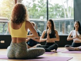 Qual a melhor atividade física para ansiedade? Descubra as melhores opções Endorfina e serotonina são liberados pelo organismo durante a prática de exercício físico. Esses hormônios ajudam a promover a sensação de bem-estar, contribuindo para a prevenção do estresse e doenças emocionais. Em vista disso, qual a melhor atividade física para ansiedade? Continue lendo este conteúdo e conheça as práticas que podem te ajudar a desacelerar, em meio a tantas atividades cotidianas, e a melhorar e prevenir a ansiedade. Qual a melhor atividade física para ansiedade? O Brasil está no topo da lista quando o assunto é ansiedade, de acordo com a Organização Mundial da Saúde (OMS), 26% da população brasileira tem diagnóstico e sofre dessa condição, que pode ser desencadeada por muitos motivos, dentre eles, trabalho e rotina agitada. Uma pesquisa realizada pela revista científica Frontiers in Psychiatry, revela que a prática regular de atividade física reduz em cerca de 60% o risco de desenvolver ansiedade, além de ser fundamental para minimizar o impacto da doença em pessoas que já sofrem com ela. Qualquer exercício físico é excelente para a saúde mental e física, de modo geral, e é importante para prevenir diversas doenças