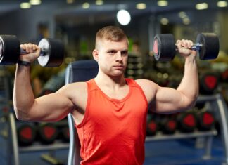 O grande objetivo do treino metabólico para hipertrofia é acelerar o metabolismo e provocar o estresse das células musculares. A intensidade do exercício e a quantidade de carga utilizada, permite o aumento da reserva de energia e, em decorrência disso, o crescimento dos músculos. Portanto, se você é do time que preza pelo ganho de massa muscular, continue lendo este conteúdo para entender como funciona e conferir algumas dicas. Treino metabólico hipertrofia: o que é e como funciona? Ganhar massa muscular é o desejo de boa parte das pessoas que procuram por uma academia, nestes casos, o treino metabólico para hipertrofia é essencial e deve fazer parte da rotina de quem tem esse objetivo. Fisiologicamente, a hipertrofia acontece porque a alta intensidade de carga utilizada na realização do exercício, estimula o metabolismo e acarreta em um estresse muito grande nos músculos, levando-os a exaustão e provocando microlesões nas fibras musculares.