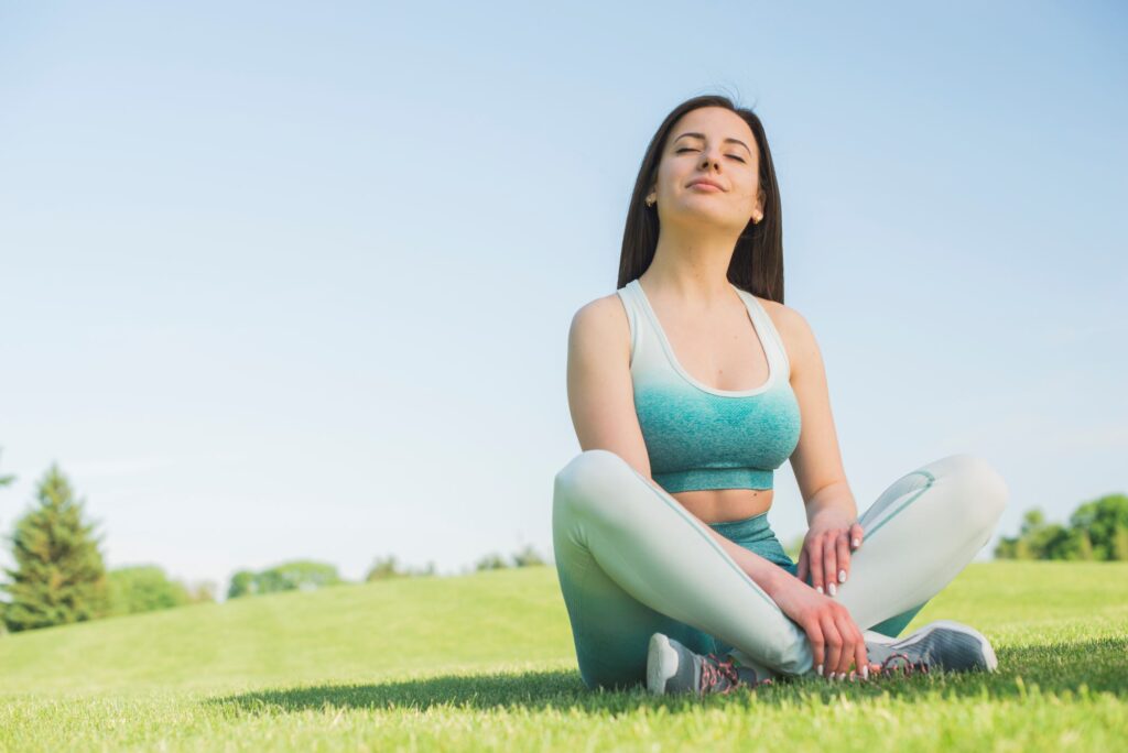 A prática milenar do Yoga é mais do que um simples exercício físico; é uma jornada completa de autocuidado que abrange corpo, mente e espírito.
O Yoga combina posturas físicas, técnicas de respiração e meditação para proporcionar benefícios para o seu autocuidado.
