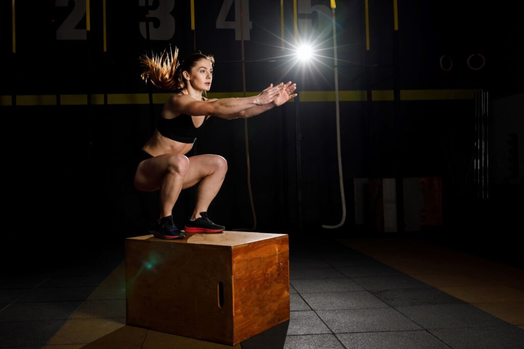 O box jump também é excelente para os quadríceps. Saltar para cima de uma caixa requer força explosiva, o que contribui para o desenvolvimento muscular.
Mas para os iniciantes, um alerta: esse exercício exige técnica e esforço, tome cuidado para evitar acidentes. 
