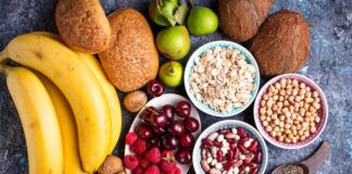Uma variedade de alimentos à mesa, como frutas e grãos, que são alimentos ricos em fibras, fazem bem à saúde junto com os exercícios físicos