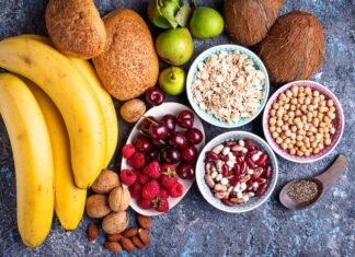 Uma variedade de alimentos à mesa, como frutas e grãos, que são alimentos ricos em fibras, fazem bem à saúde junto com os exercícios físicos