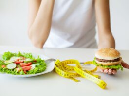 Mulher escolhe entre salada ou hambúrguer para potencializar déficit calórico