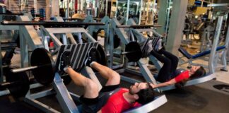 Homem e mulher fazem treino de inferiores no leg Press da Cia Athletica