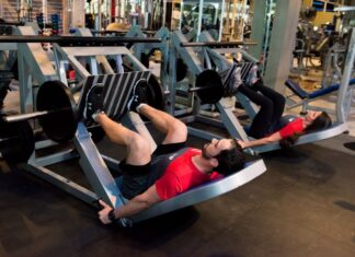 Homem e mulher fazem treino de inferiores no leg Press da Cia Athletica