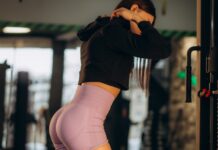 Mulher treina para ter bumbum na nuca