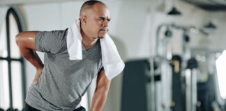 Homem com dor que não pratica exercícios para hérnia de disco lombar.