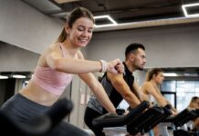 Pessoas realizando uma aula de exercício bicicleta.