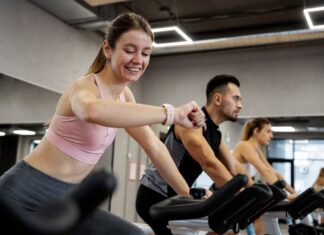 Pessoas realizando uma aula de exercício bicicleta.