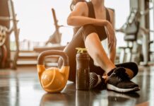 Mulher após treino de musculação, transmitindo foco e disciplina na jornada de emagrecimento e ganho de massa magra.