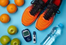 Itens como tênis, frutas, glicômetro e água sobre fundo azul simbolizam o controle do diabetes com hábitos saudáveis e exercício físico.