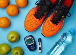 Itens como tênis, frutas, glicômetro e água sobre fundo azul simbolizam o controle do diabetes com hábitos saudáveis e exercício físico.