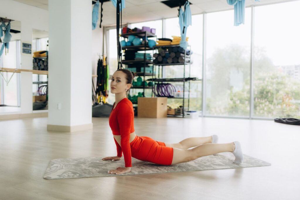 Mulher praticando pilates em estúdio Mulher praticando pilates em estúdio.