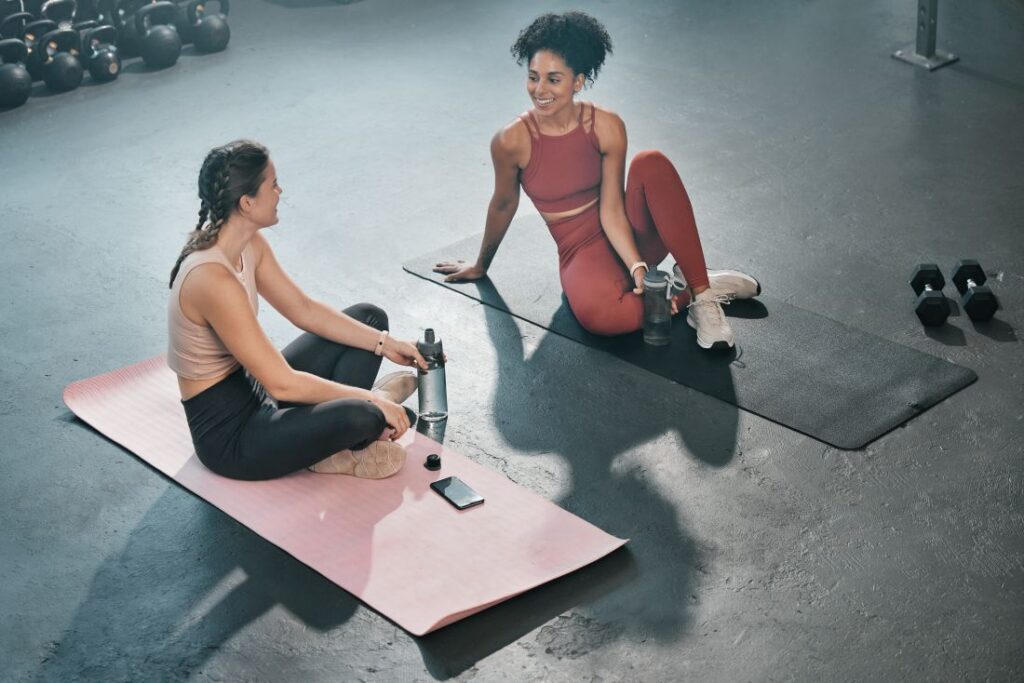 Mulheres conversando após prática de musculação ou pilates Mulheres conversando após prática de musculação ou pilates.