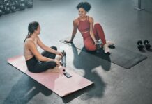 Mulheres conversando após prática de musculação ou pilates.