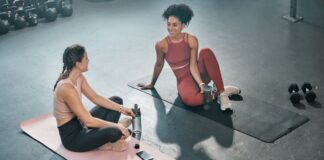 Mulheres conversando após prática de musculação ou pilates.