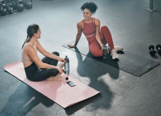 Mulheres conversando após prática de musculação ou pilates.