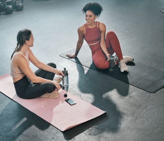 Mulheres conversando após prática de musculação ou pilates.